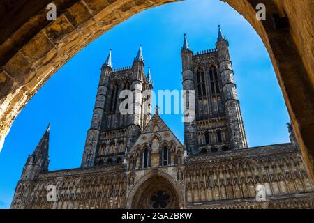 Blick durch das Exchequers-Tor zur Lincoln Cathedral an einem hellen, wolkenlosen Tag, aufgenommen am 16. Juli 2021. Stockfoto