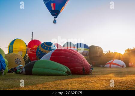 Chorzów, Schlesien, Polen; 4. Juli 2021: Heißluftballonwettbewerb zum 100. Jahrestag der Schlesischen Aufstände 'im schlesischen Himmel'. Ballonmannschaften bereiten sich vor Stockfoto