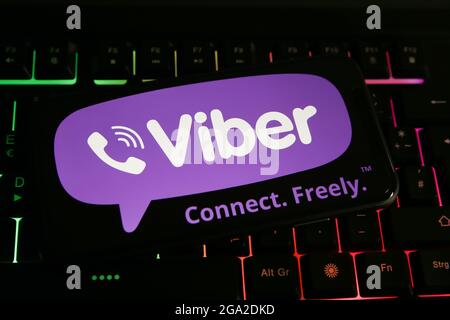 Viersen, Deutschland - 1. Juni. 2021: Nahaufnahme des Handybildschirms mit Logo-Schriftzug von viber auf der Computertastatur Stockfoto