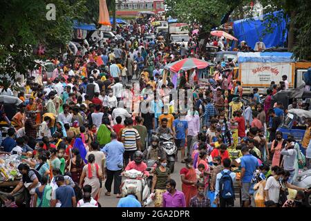 Mumbai, Indien. Juli 2021. Eine Menge Leute sahen auf einem Wochenmarkt in Mumbai einkaufen.Menschen halten sich nicht in sozialer Distanz und tragen trotz des Appells der Regierung inmitten der Ausbreitung der Corona-Virus-Krankheit eine richtige Maske. (Foto von Ashish Vaishnav/SOPA Images/Sipa USA) Quelle: SIPA USA/Alamy Live News Stockfoto