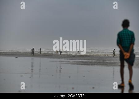 Fischer fischen am 28. Juli 2021 am weltweit längsten Strand in Cox's Bazar, Bangladesch. Stockfoto