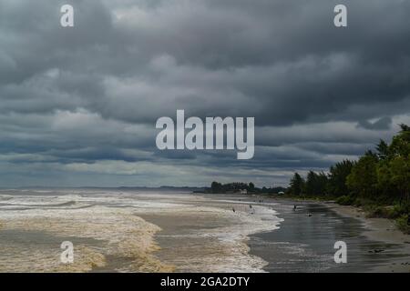 Fischer fischen am 28. Juli 2021 am weltweit längsten Strand in Cox's Bazar, Bangladesch. Stockfoto