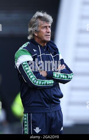 DERBY, GROSSBRITANNIEN. 28. JULI Manuel Pellegrini, Cheftrainer von Real Betis während des Vorsaison-Freundschaftsspiel zwischen Derby County und Real Betis Balompi im Pride Park, Derby am Mittwoch, 28. Juli 2021. (Kredit: Jon Hobley | MI News) Kredit: MI Nachrichten & Sport /Alamy Live News Stockfoto