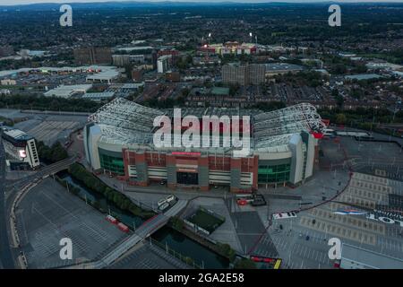 Luftaufnahme Old Trafford Football Stadium, Heimstadion des Manchester United Football Club Lancashire Drohnenfotografie Salford Quays Stockfoto