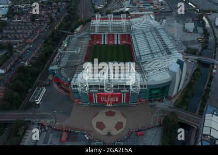 Luftaufnahme Old Trafford Football Stadium, Heimstadion des Manchester United Football Club Lancashire Drohnenfotografie Salford Quays Stockfoto