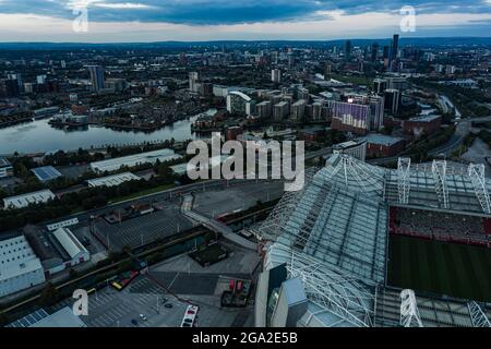 Luftaufnahme Old Trafford Football Stadium, Heimstadion des Manchester United Football Club Lancashire Drohnenfotografie Salford Quays Stockfoto