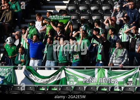 DERBY, GROSSBRITANNIEN. 28. JULI Real Betis Unterstützer während des Vorsaison Freundschaftsspiel zwischen Derby County und Real Betis Balompi im Pride Park, Derby am Mittwoch, 28. Juli 2021. (Kredit: Jon Hobley | MI News) Kredit: MI Nachrichten & Sport /Alamy Live News Stockfoto