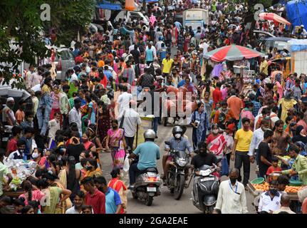 Mumbai, Maharashtra, Indien. Juli 2021. Eine Menge Leute sahen auf einem Wochenmarkt in Mumbai einkaufen.Menschen halten sich nicht in sozialer Distanz und tragen trotz des Appells der Regierung inmitten der Ausbreitung der Corona-Virus-Krankheit eine richtige Maske. (Bild: © Ashish Vaishnav/SOPA Images via ZUMA Press Wire) Stockfoto