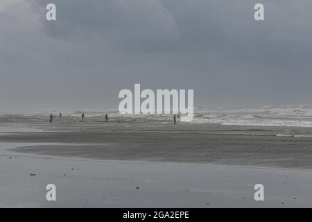 Dhaka, Dhaka, Bangladesch. Juni 2021. Fischer fischen am 28. Juli 2021 am weltweit längsten Strand in Cox's Bazar, Bangladesch. (Bild: © Zabed Hasnain Chowdhury/SOPA Images via ZUMA Press Wire) Stockfoto