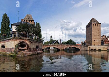 STRASSBURG, FRANKREICH, 23. Juni 2021 : Staudamm Vauban. Diese Brücke, Wehr und Verteidigungsarbeiten wurden im 17. Jahrhundert auf dem Fluss ILL errichtet Stockfoto