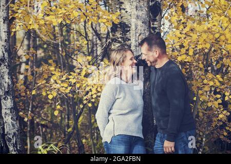 Ein reifes Ehepaar, das während der Herbstsaison in einem Stadtpark viel Zeit miteinander verbringt; St. Albert, Alberta, Kanada Stockfoto