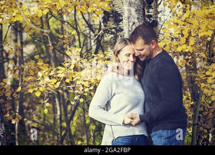Ein reifes Ehepaar, das während der Herbstsaison in einem Stadtpark viel Zeit miteinander verbringt; St. Albert, Alberta, Kanada Stockfoto