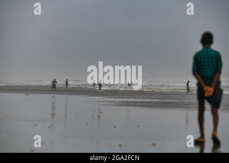 Dhaka, Dhaka, Bangladesch. Juni 2021. Fischer fischen am 28. Juli 2021 am weltweit längsten Strand in Cox's Bazar, Bangladesch. (Bild: © Zabed Hasnain Chowdhury/SOPA Images via ZUMA Press Wire) Stockfoto