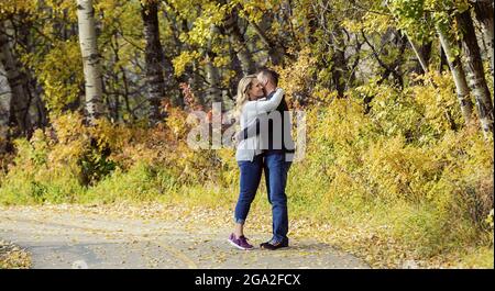 Ein reifes Ehepaar, das während der Herbstsaison in einem Stadtpark viel Zeit miteinander verbringt; St. Albert, Alberta, Kanada Stockfoto