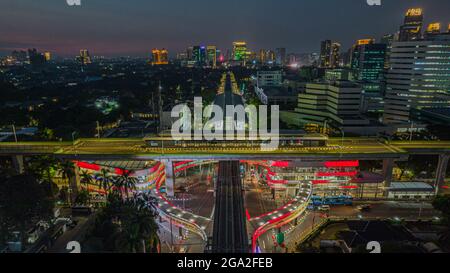 Luftaufnahme der artikulierten Stadtbusse, die am Busbahnhof in der Nähe des Hauptbahnhofs MRT-Linie bei Kebayoran Baru ankommen und abfahren. Jakarta, Indonesien, Ju Stockfoto