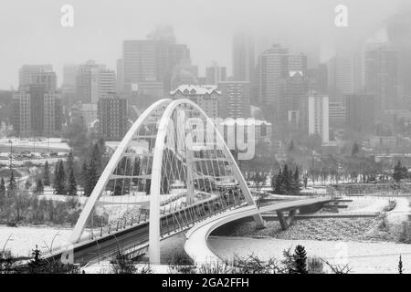 Walterdale Bridge über den gefrorenen North Saskatchewan River in der Stadt Edmonton im Winter; Edmonton, Alberta, Kanada Stockfoto