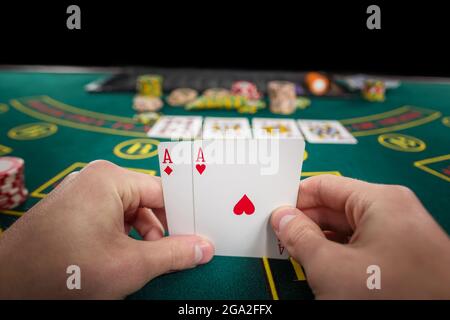 Männlicher Pokerspieler mit den von zwei Karten Assen Stockfoto