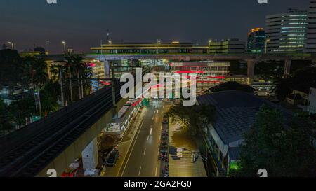 Luftaufnahme der artikulierten Stadtbusse, die am Busbahnhof in der Nähe des Hauptbahnhofs MRT-Linie bei Kebayoran Baru ankommen und abfahren. Jakarta, Indonesien, Ju Stockfoto