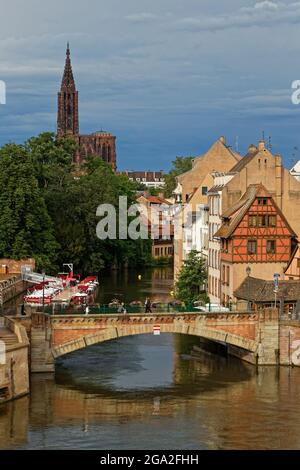 STRASSBURG, FRANKREICH, 23. Juni 2021 : die Ponts Couverts. Eine Reihe von drei Brücken bilden eine defensive Arbeit, die die vier Flusskanäle der ILL überqueren Stockfoto