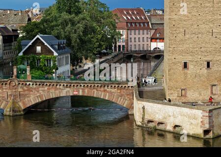 STRASSBURG, FRANKREICH, 23. Juni 2021 : die Ponts Couverts. Eine Reihe von drei Brücken bilden eine defensive Arbeit, die die vier Flusskanäle der ILL überqueren Stockfoto