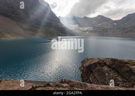 Sonnenstrahlen über dem Lake McArthur im Yoho National Park; British Columbia, Kanada Stockfoto