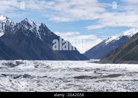 Massives Gletschereis des Donjek-Gletschers durch die schneebedeckten Berggipfel; Kluane National Park and Reserve, Yukon, Kanada Stockfoto