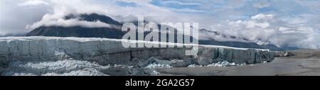 Der riesige Donjek-Gletscher im Kluane-Nationalpark mit blauem Himmel und nebligen Wolken über den Berggipfeln liegt im traditionellen Territorium der ... Stockfoto