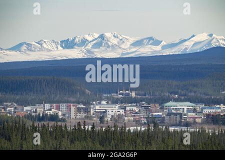 Downtown Whitehorse mit schneebedeckten Bergen in der Ferne; Whitehorse, Yukon, Kanada Stockfoto