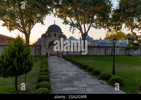 Garten der Suleymaniye-Moschee. Fatih Stadtteil von Istanbul an sonnigen Abend, Türkei. Stockfoto