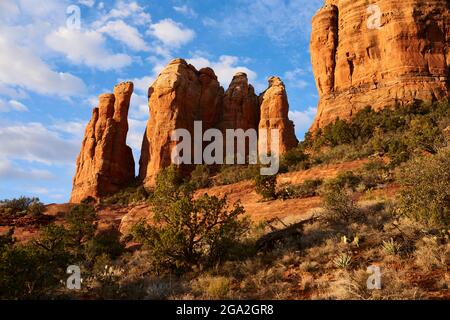 Dramatische Sicht auf die roten Felsformationen in Sedona; Sedona, Arizona, Vereinigte Staaten von Amerika Stockfoto