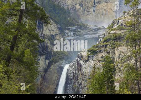 Yosemite Falls im Yosemite Nationalpark; Kalifornien, Vereinigte Staaten von Amerika Stockfoto