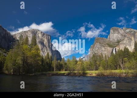 Yosemite Falls und der Merced River im Yosemite National Park; Kalifornien, Vereinigte Staaten von Amerika Stockfoto