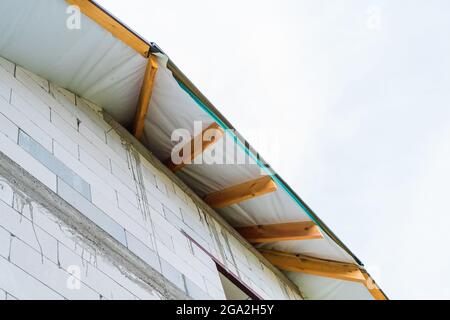 Giebel-Überhang des Daches eines Privathauses während des Baus Stockfoto