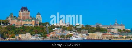 Skyline von Quebec City und Chateau Frontenac mit einem Boot auf dem Saint Lawrence River; Quebec City, Quebec, Kanada Stockfoto