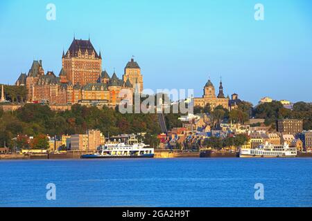 Chateau Frontenac und eine Autofähre auf dem Saint Lawrence River; Quebec City, Quebec, Kanada Stockfoto