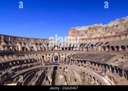 Überblick über das Innere des berühmten Kolosseums vor einem blauen Himmel mit Massen von Touristen Sehenswürdigkeiten; Rom, Latium, Italien Stockfoto