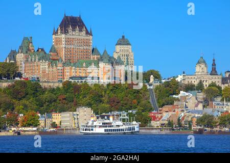 Skyline von Quebec City und Chateau Frontenac mit einer Fähre auf dem Saint Lawrence River; Quebec City, Quebec, Kanada Stockfoto