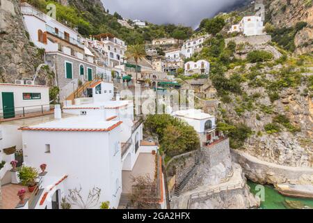 Das alte Fischerdorf Praiano mit seinen weiß getünchten Gebäuden entlang der Klippen der Amalfiküste; Provence von Salerno, Kampanien, Italien Stockfoto