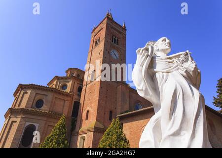 Nahaufnahme der Statue von Santa Bartolomeo im Innenhof vor der Benediktinerabtei Monte Oliveto Maggiore; Siena, Toskana, Italien Stockfoto