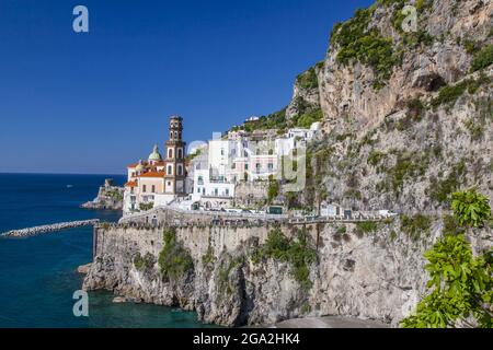 Das Fischerdorf Atrani, entlang der Amalfiküste mit der gewölbten Kirche und dem Glockenturm der Collegiata di Santa Maria Maddalena auf dem felsigen ... Stockfoto