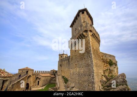 Nahaufnahme des Cesta-Turms auf dem Gipfel des Titanen mit Blick auf die Stadt San Marino; Republik San Marino, Nord-Mittelitalien Stockfoto