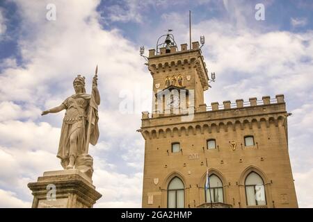 Piazza della Liberta in der Stadt San Marino mit dem Dach des neogotischen Rathauses und einer Marmorskulptur einer weiblichen Figur, die... Stockfoto