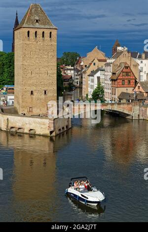 STRASSBURG, FRANKREICH, 23. Juni 2021 : Staudamm Vauban. Diese Brücke, Wehr und Verteidigungsarbeiten wurden im 17. Jahrhundert auf dem Fluss ILL errichtet Stockfoto