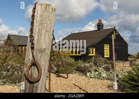 Prospect Cottage, ehemals im Besitz des verstorbenen Künstlers und Filmregisseurs Derek Jarman, mit seinem Garten am Meer und den geschnitzten Briefen des John Donne... Stockfoto