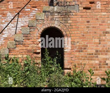 Gewölbter Eingang in einem gemauerten Bauernhaus Stockfoto