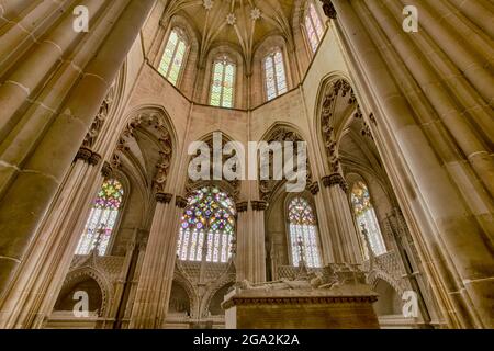 Das Innere der Kapelle im Batalha-Kloster mit dem gemeinsamen Grab von Joao I. von Portugal und seiner Königin, Philippa von Lancaster, umgeben von der... Stockfoto