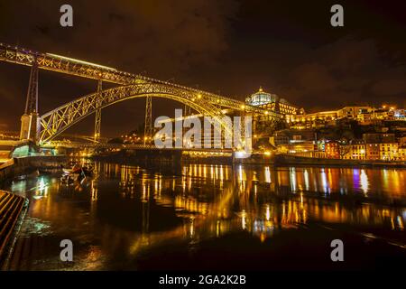 Dom Luis I Brücke über den Fluss Douro zwischen den Städten Porto und Vila Nova de Gaia, mit Blick auf das Kloster aus dem 17. Jahrhundert, Mosteiro ... Stockfoto