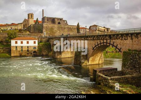 Blick auf die mittelalterliche Stadt Barcelos mit der Brücke Ponte de Barcelos aus dem 14. Jahrhundert, die den Fluss Cavado zwischen Barcelos und BARC überspannt... Stockfoto