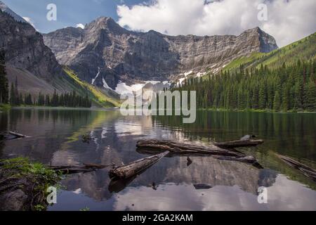 Rawson Lake mit einem Spiegelbild von Wald und Bergen im Wasser, Kananaskis Provincial Park; Alberta, Kanada Stockfoto