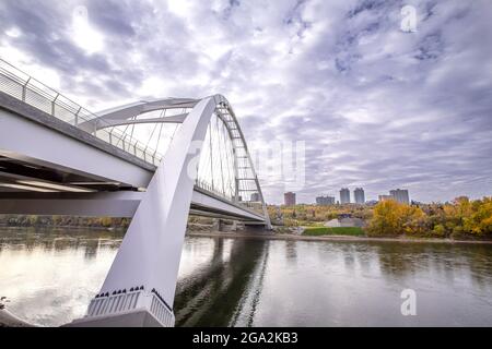 Walterdale Bridge über den North Saskatchewan River in der Stadt Edmonton im Herbst; Edmonton, Alberta, Kanada Stockfoto